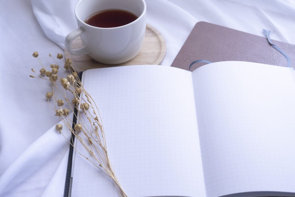 白紙のノートとコーヒー